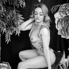  Nude