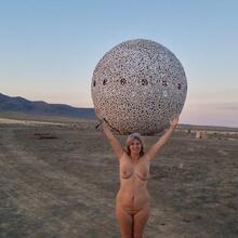  Nude