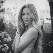  Nude