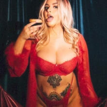  Nude