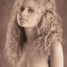  Nude