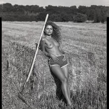  Nude