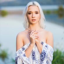  Nude