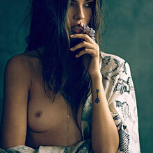  Nude