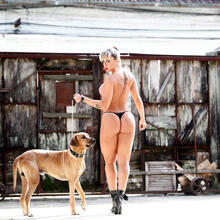  Nude