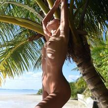  Nude