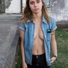  Nude