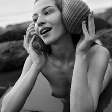  Nude