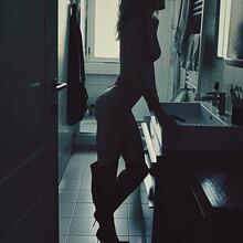  Nude