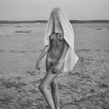  Nude