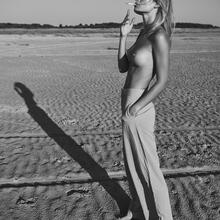  Nude