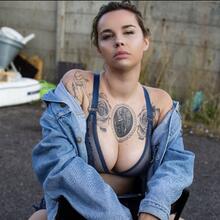  Nude