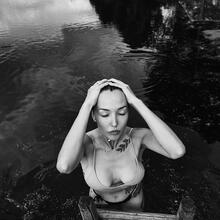  Nude