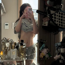  Nude