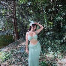  Nude