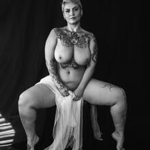  Nude