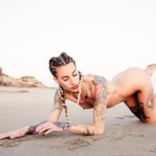  Nude