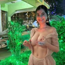  Nude