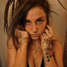  Nude