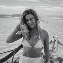  Nude
