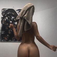  Nude