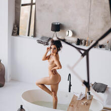  Nude