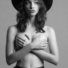  Nude