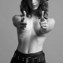  Nude