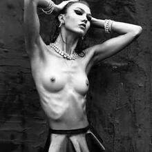  Nude