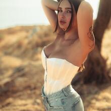  Nude