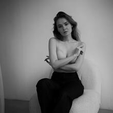  Nude