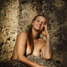  Nude