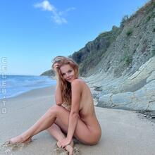  Nude