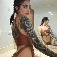  Nude