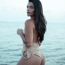  Nude