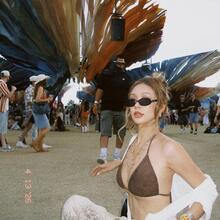  Nude