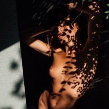  Nude