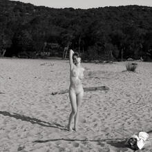  Nude