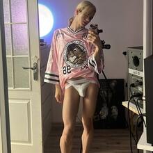  Nude