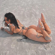  Nude