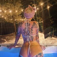  Nude