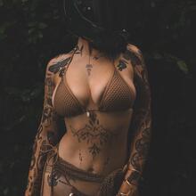  Nude