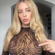  Nude