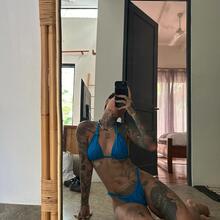  Nude