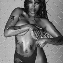  Nude