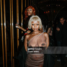  Nude
