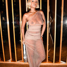  Nude