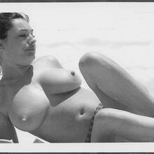  Nude