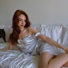  Nude
