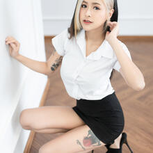  Nude